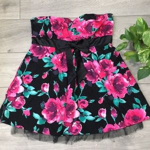 🚨SOLD🚨 Cute Strapless Floral Dress